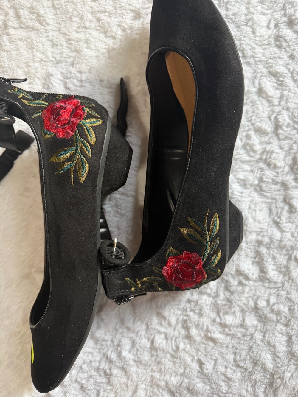 Comfort View Black Women's Embroidered Rose Heels